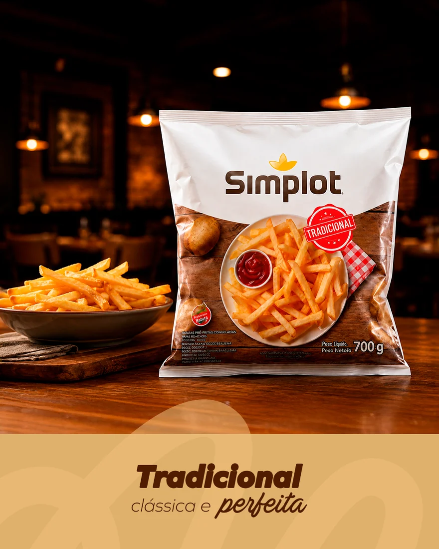 Embalagem de batata pré-frita Simplot tradicional com porção de batatas ao lado. Tradicional: clássica e perfeita.